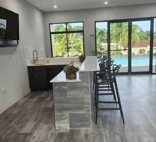 Bright Cove Luxury 1 Holiday home